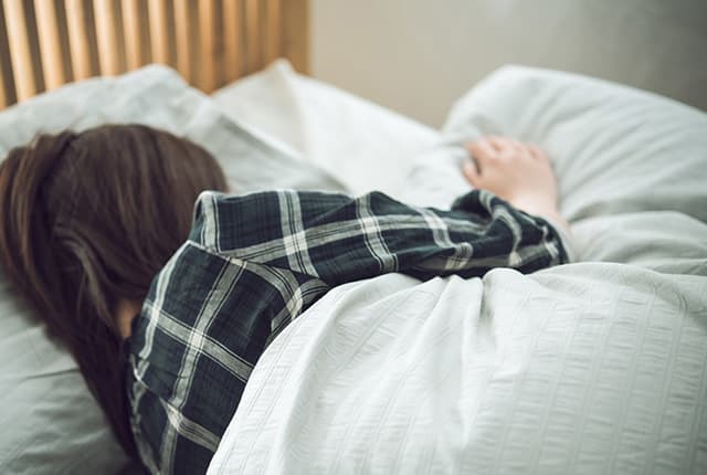 別途に横たわる女性